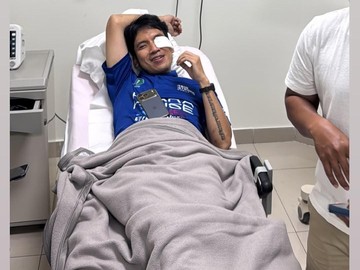 Momen Desta terkapar setelah terkena bola padel. Ia memegangi mata kirinya. (Foto: dok Instagram desta80s)