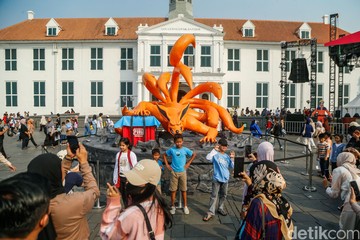 Kawasan Kota Tua Jakarta dipadati pengunjung pada Sabtu (11/7/2026) menjelang berakhirnya masa libur sekolah. Ribuan wisatawan memanfaatkan akhir pekan untuk menikmati suasana kawasan bersejarah yang menjadi salah satu destinasi wisata favorit di ibu kota.