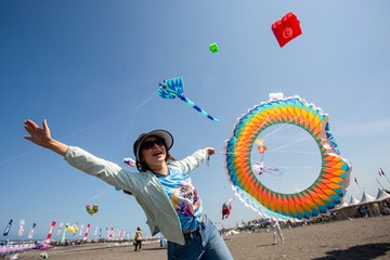 Pengunjung mengamati layang-layang yang diterbangkan saat Jogja International Kite Festival (JIKF) 2026 di Pantai Prangkusumo, D.I Yogyakarta, Sabtu (11/7/2026).  ANTARA FOTO/Andreas Fitri Atmoko
