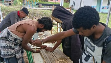Pelatihan membuat kerajinan tangan untuk warga lokal Kaledonia Baru (dok. KJRI Noumea)