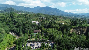 Warga beraktivitas di Kopi Tubing, Bogor, Sabtu, kemarin.