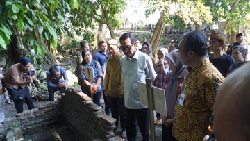 Sri Sultan Hamengku Buwono X saat berkunjung ke situs Sendang Sumberan Japoh, Sragen (dok. Pemkab Sragen)
