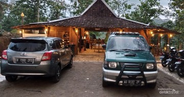 Wisata kuliner ini terletak di desa Ploso, kecamatan Jumapolo, Kabupaten Karanganyar, Jawa Tengah. Kafe ini memiliki nuansa pedesaan yang kental.