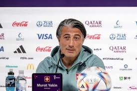 Pelatih Pelatih timnas Swiss, Murat Yakin (kiri), dan Granit Xhaka saat menghadiri konferensi pers menjelang laga kontra Kamerun di fase grup Piala Dunia 2022 Qatar. Laga Swiss vs Kamerun tersebut bakal digelar di Stadion Al Janoub di kota Al Wakrah pada Kamis (24/11/2022) sore ini pukul 17.00 WIB.(AFP/FABRICE COFFRINI)