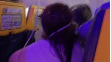 Kaca jendela Ryan Air pecah saat pesawat di udara, Jumat (10/7/2026). (Tangkapan layar BBC)