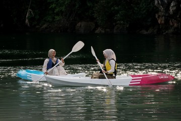 Sejumlah wisatawan menikmati aktivitas papan selancar dayung (paddle board) di Danau Lhok Gaca, Aceh Besar, Aceh, Minggu (12/7/2026). ANTARA FOTO/Akramul Muslim