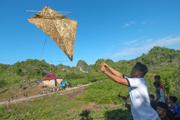 Peserta menerbangkan layang-layang Kaghati Kolope di Pelataran Lapego, Desa Liang Kabori, Kabupaten Muna, Sulawesi Tenggara, Minggu (12/7/2026). ANTARA FOTO/Andry Denisah
