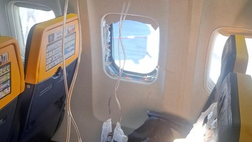 Pihak Ryanair membenarkan kejadian tersebut dan memutuskan untuk memutar balik pesawat ke Bandara Thessaloniki sebagai langkah keselamatan. Pesawat akhirnya berhasil mendarat dengan selamat, sementara seluruh penumpang dievakuasi kembali ke terminal bandara tanpa dilaporkan adanya korban jiwa. REUTERS/Despoina Papapavlou