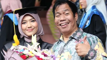 Momen Temon hadiri wisuda putrinya. Foto: dok Instagram temontemplar27