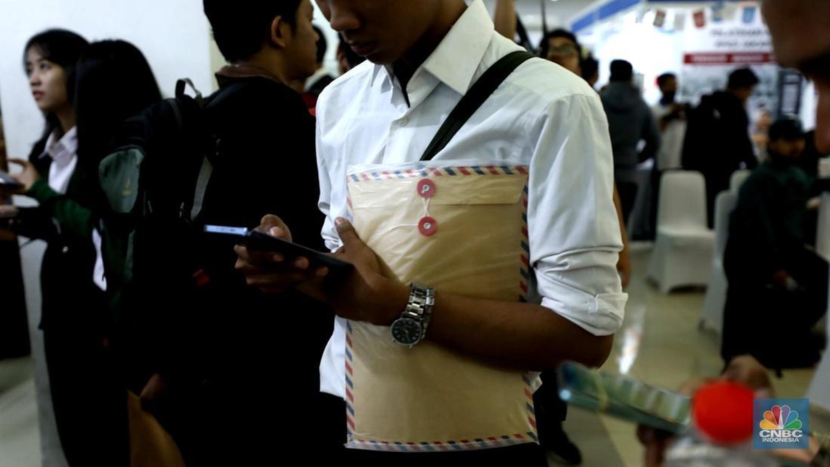 Foto: Sejumlah pencari kerja mengantre saat menghadiri acara Jakarta Jobfair di GOR Pasar Minggu, Jakarta Selatan, Rabu (16/7/2025). (CNBC Indonesia/Tri Susilo)