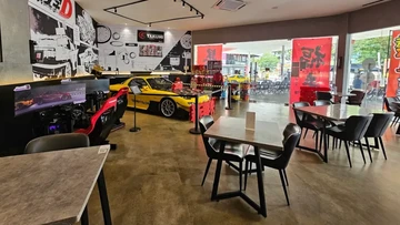 Kafe bernama Cars & Coffee berlokasi di area Hextar World Empire City. Para penggemar mobil biasanya berkumpul di sini untuk mengagumi mobil-mobil modifikasi hingga supercar. Sambil membahas hobi mereka, pengunjung bisa menikmati kopi secara langsung. Foto: Instagram/SAYS