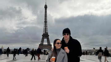 Erling Haaland terlihat menikmati suasana Paris dengan mengunjungi Menara Eiffel bersama kekasihnya. Penyerang Manchester City itu mengabadikan momen di salah satu ikon wisata paling terkenal di dunia tersebut. (Instagram Isabela)