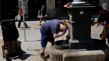 Suhu panas ekstrem di Barcelona. (Nacho Doce/Reuters)