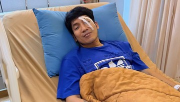 Desta mengabarkan kondisi terkini mata kirinya yang terkena bola padel. Dia harus menjalankan operasi penyedotan darah di lensa mata. 