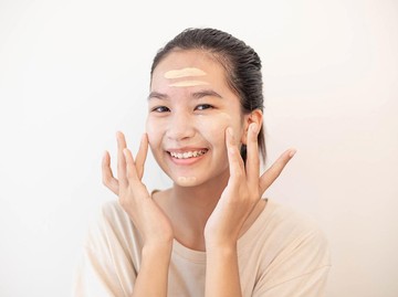Kilau Alami di Tengah Terik: 7 Pilihan Sunscreen Berwarna untuk Wajah Glowing