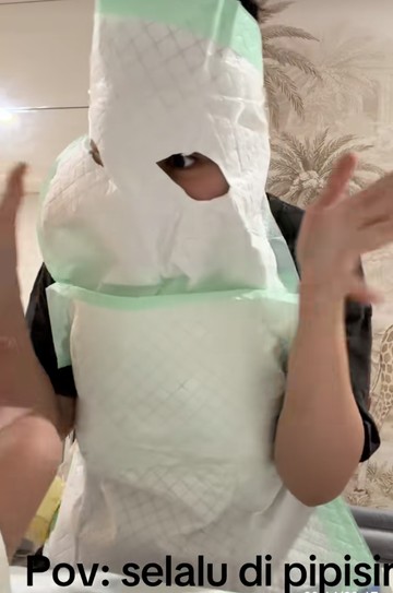 Aksi Kocak Amanda Manopo Lindungi Diri dari Cipratan Popok Baby Zac