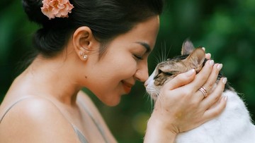 Ariel Tatum berbahagia merayakan ulang tahun ke-5 kucing-kucing kesayangannya. Foto: Instagram @arieltatum, fotografer @___rega.arie