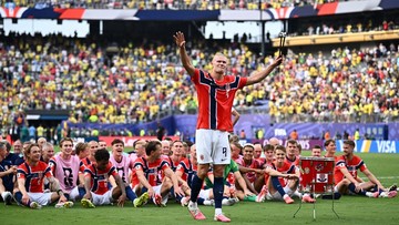 Erling Haaland dan rekan satu timnas Norwegia merayakan kemenangan atas Brasil di New York New Jersey Stadiun. (Dylan Martinez/Reuters)