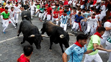 Pelari berusaha menghindari banteng saat mengikuti tradisi lari banteng pada Festival San Fermin di Pamplona, Spanyol. Festival tahunan tersebut kembali dipadati ribuan peserta dari berbagai negara. REUTERS/Vincent West