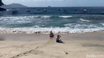 Foto: Sejumlah wisatawan hendak melakukan aktivitas snorkeling di Pantai Blue Lagoon, Padangbai, Karangasem, Bali, Minggu (12/7/2026). (Foto: I Wayan Selamat Juniasa/detikBali)
