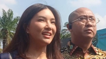 Sarwerndah tiba di Pengadilan Negeri Jakarta Selatan, Rabu (15/7/2026). Dia datang bersama dengan kuasa hukumnya, Chris Sam Siwu. Foto: Muhammad Ahsan Nurrijal/detikcom