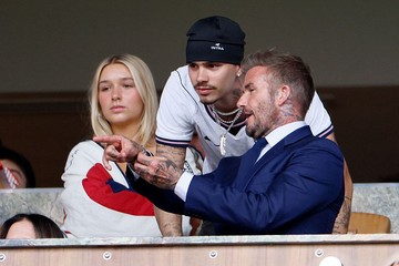 Harper Beckham Curi Perhatian di Tribun Piala Dunia dengan Jaket Merah Menyala, Kode Jagoan Terungkap
