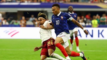 Timnas Spanyol memastikan satu tempat di partai puncak Piala Dunia 2026 setelah menaklukkan Prancis dengan skor meyakinkan 2-0 pada laga semifinal yang berlangsung di AT&T Stadium, Arlington, Rabu (15/7/2026) dini hari WIB. (Reuters)
