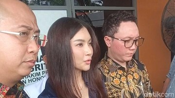 Sarwendah dan pengacaranya saat ditemui di Pengadilan Jakarta Selatan. Foto: Ahsan/detikHOT