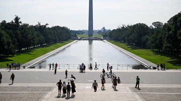 Pagar mengelilingi Lincoln Memorial Reflecting Pool di National Mall, Washington DC, Amerika Serikat. Kawasan tersebut tetap menjadi tujuan favorit warga dan wisatawan meski kini dilengkapi pembatas. REUTERS/Daniel Heuer
