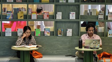 Pengunjung membaca buku di Perpustakaan Jakarta Nyi Ageng Serang, Kuningan, Jakarta, Foto: ANTARA FOTO/Fakhri Hermansyah