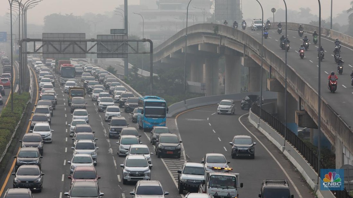 Foto: Kepadatan arus lalu lintas kendaraan mobil dan motor di Jl. Lebak Bulus, Jakarta Selatan, Selasa, (2/5/2023. (CNBC Indonesia/Muhammad Sabki)