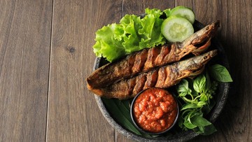 Masuk ke daftar pecel lele yang paling sering direkomendasikan, Pecel Lele Mas Makmur atau Lamongan 35 di Bendungan Hilir bisa dicoba. Lele goreng di sini disajikan di atas cobek dengan sambal terasi pedas. Harganya mulai Rp 26.000. Foto: Google Photos