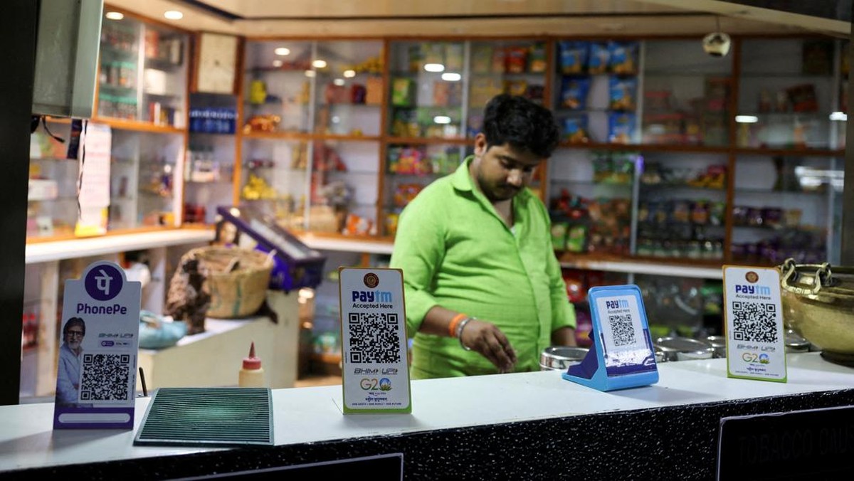 Foto: Kode QR perusahaan pembayaran digital PhonePe dan Paytm terlihat di konter toko kelontong di Ahmedabad, India, 5 Februari 2024. (Amit Dave/Amit Dave)