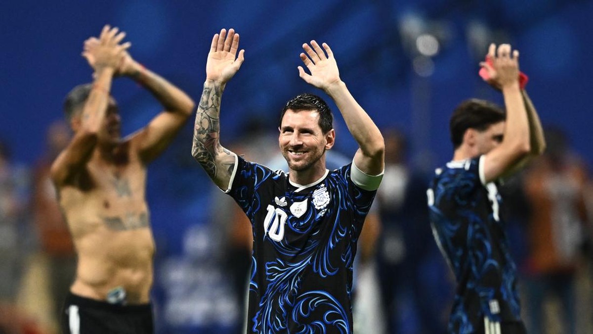 Foto: Lionel Messi merayakan kemenangan usai Argentina memastikan lolos ke final Piala Dunia FIFA 2026 setelah mengalahkan Inggris pada laga semifinal di Atlanta Stadium, Atlanta, Georgia, Amerika Serikat, Rabu (15/7/2026). (REUTERS/Dylan Martinez)
