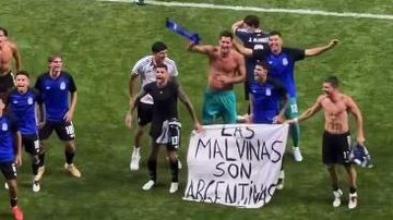Pemain timnas Argentina membentangkan spanduk Malvinas usai pertandingan dengan Inggris  (Dok. Media Sosial (X @UltraAttackive)