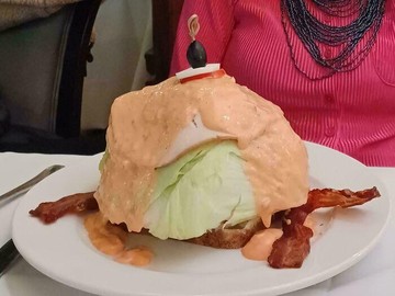 Acar timun biasanya disajikan sebagai makanan pelengkap, baik untuk burger maupun makanan lain. Tetapi ada netizen yang justru menyajikannya seolah seperti struktur batu prasejarah, Stonehenge. Foto: Bored Panda