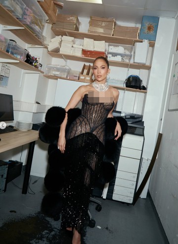 Kilau Paris: J.Lo Rayakan Ulang Tahun ke-57 dengan Tiga Gaun Mewah dan Perhiasan Ratusan Karat