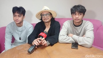Andy /rif dan kedua anakanya saat ditemui di kawasan Trans TV, Jakarta Selatan. Foto: Febri/detikhot