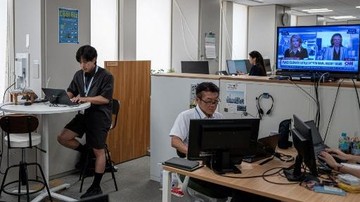 Adaptasi Iklim: Pegawai Kantoran Tokyo Lupakan Jas, Sambut Celana Pendek di Tengah Terik