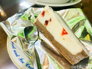 Ragusa Es Italia merupakan gerai es krim legendaris dan salah satu yang paling tua, yang eksis sejak zaman kolonial. Gerai es krim yang berlokasi di kawasan Gambir, Jakarta Pusat ini diketahui sudah berdiri sejak 1932. Ragusa masih eksis hingga saat ini menawarkan berbagai menu istimewa. Foto: Google Review