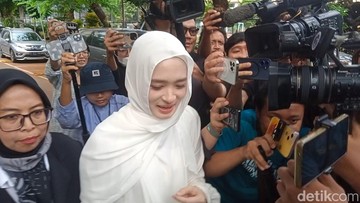 Inara Rusli saat ditemui di Polda Metro Jaya. Foto: Muhammad Ahsan Nurijjal/detikcom