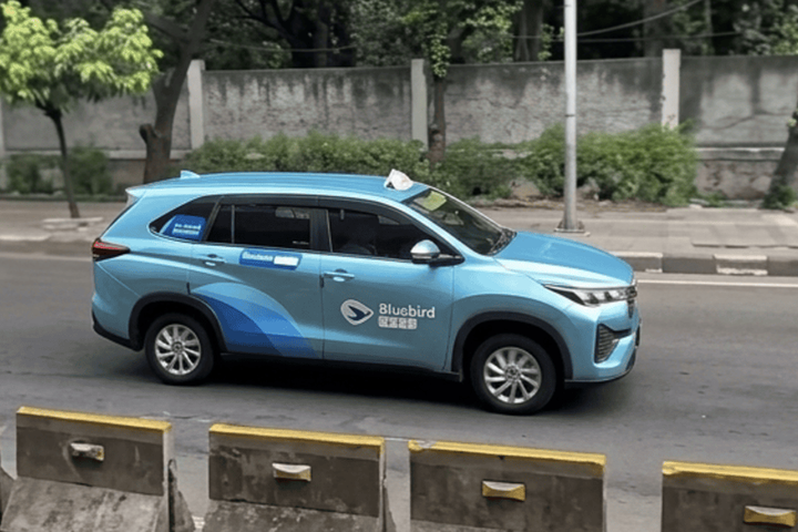 Ilustrasi: Blue Bird Memperluas Layanan Premium, Hadirkan Kijang Innova Zenix Hybrid dan BYD E6