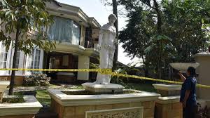 Rumah mewah yang dipasangi garis polisi seusai penggeledahan di kawasan Sentul, Babakan Madang, Kabupaten Bogor, Jawa Barat, Kamis (9/7/2026). (ARIF FIRMANSYAH/ARIF FIRMANSYAH)