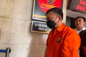 Tersangka kasus dugaan korupsi dan tindak pidana pencucian uang, Don Ritto, keluar dari sel tahanan Mapolda Metro Jaya, Jumat (17/7/2026) siang.(KOMPAS.com/HANIFAH SALSABILA)
