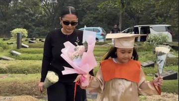 Momen Haru Gewa Lulus TK, Mutia Ayu Ajak Ziarah ke Makam Glenn Fredly: 