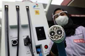 Misteri Konsumen Indonesia: Mengapa Kendaraan Bensin Masih Primadona di Era Elektrifikasi?