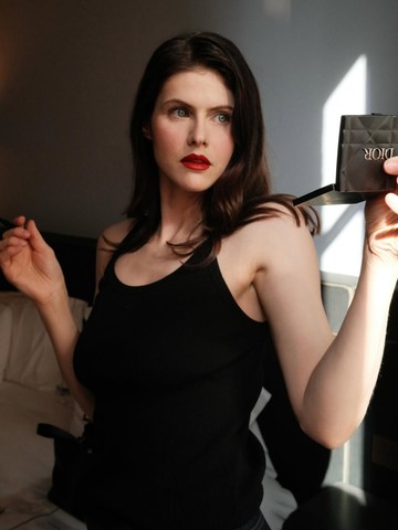 Alexandra Daddario Tertangkap Kamera Saat Coba Dekati Lapangan di Piala Dunia, Berujung Pengawalan Petugas