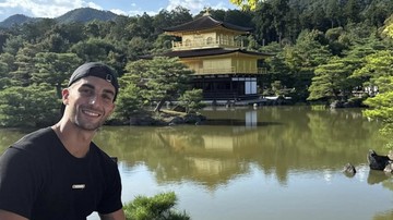 Pada laga di New Jersey Stadium, Senin (20/7/2026) dini hari WIB, Spanyol memegang kendali permainan sejak kickoff dan memaksa Argentina lebih banyak bertahan. Ferran Torres mencetak gol pada menit ke-106 sekaligus memastikan La Furia Roja menjadi juara Piala Dunia 2026. Foto di atas, Ferran sedang liburam di Jepang. Dari latar foto, tampaknya dia sedang berada di Kinkaku-ji atau Golden Pavilion atau Paviliun Emas, salah satu destinasi wisata paling terkenal di Kyoto. (IG Ferran Torres)