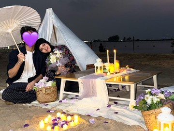 Dalam potret pertamanya, Sajidah Halilintar tampil menawan mengenakan hijab hitam dan busana bermotif floral. Menatap kamera dengan senyum tipis, adik Atta Halilintar itu tampak memegang sebuah buket bunga cantik di tangannya. (Foto: dok Instagram sajidahhalilintar)