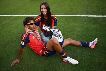 Momen Hangat di Lapangan: Lamine Yamal dan Ines Garcia Rayakan Kemenangan Spanyol di Piala Dunia 2026